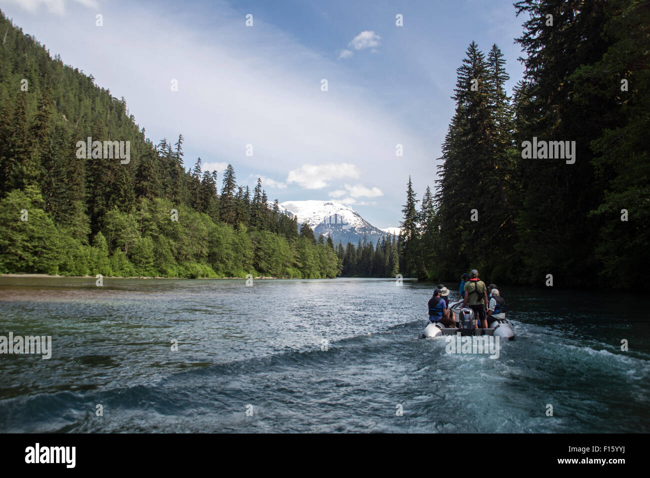 Un deserto di guida e turisti viaggiano su un fiume remoto di zodiac nel grande orso Foresta Pluviale di British Columbia, Canada. Foto Stock