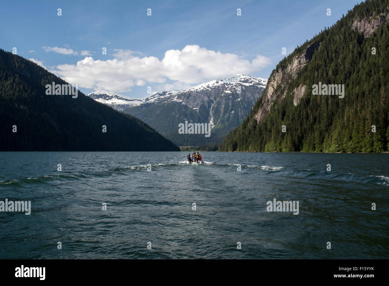 Un deserto di guida e turisti viaggiano fino a lago remoto di zodiac nel grande orso Foresta Pluviale di British Columbia, Canada. Foto Stock