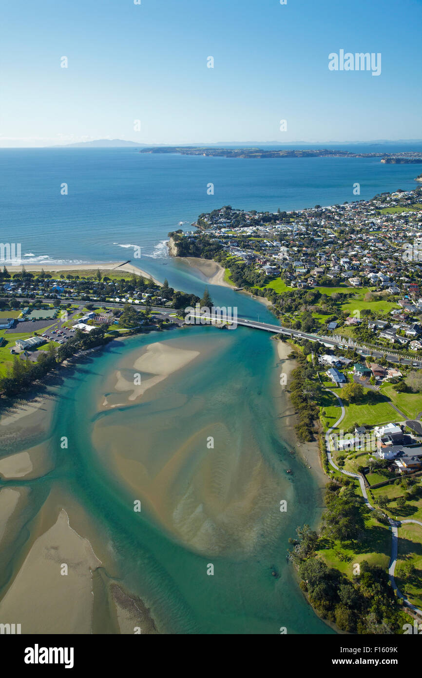 Orewa, Orewa River e Red Beach, Hibiscus Coast, a nord di Auckland, Isola del nord, Nuova Zelanda - aerial Foto Stock