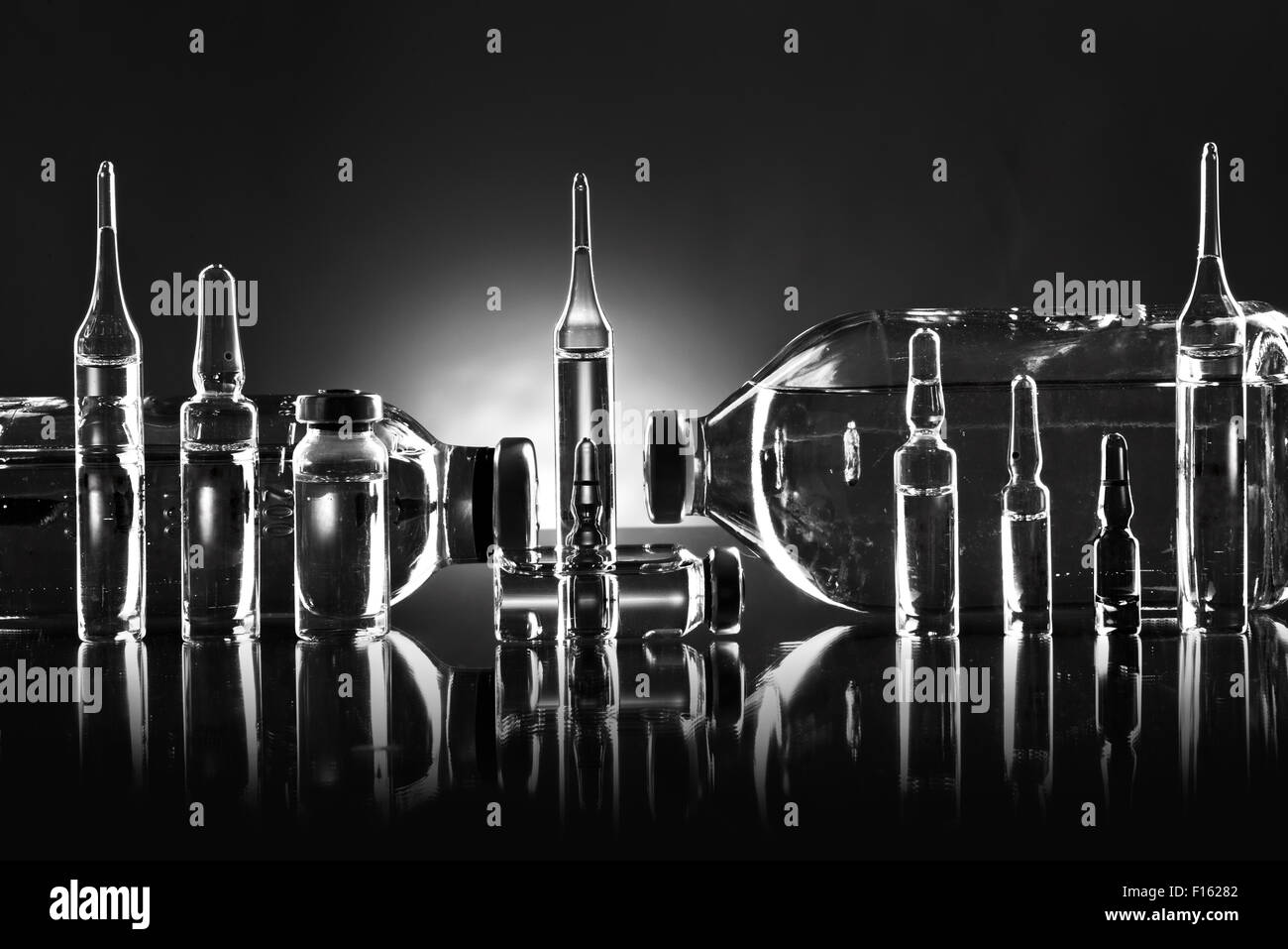 Oggetto gruppo di liquido agente medicinale in vetreria limpida, in bianco e nero la foto in orizzontale Foto Stock
