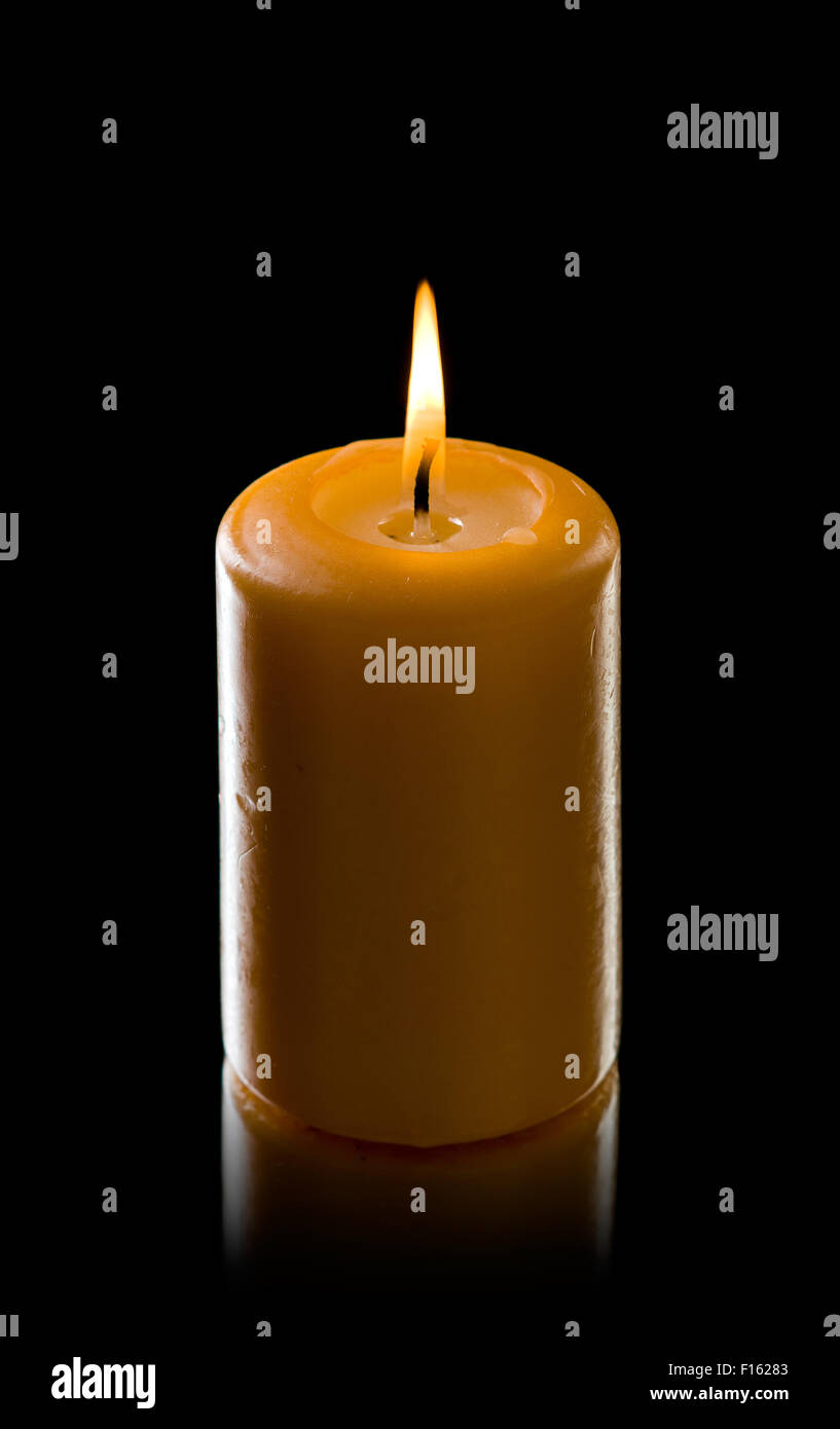 Fiamma della candela, molto vicino, su sfondo nero; isolato Foto Stock