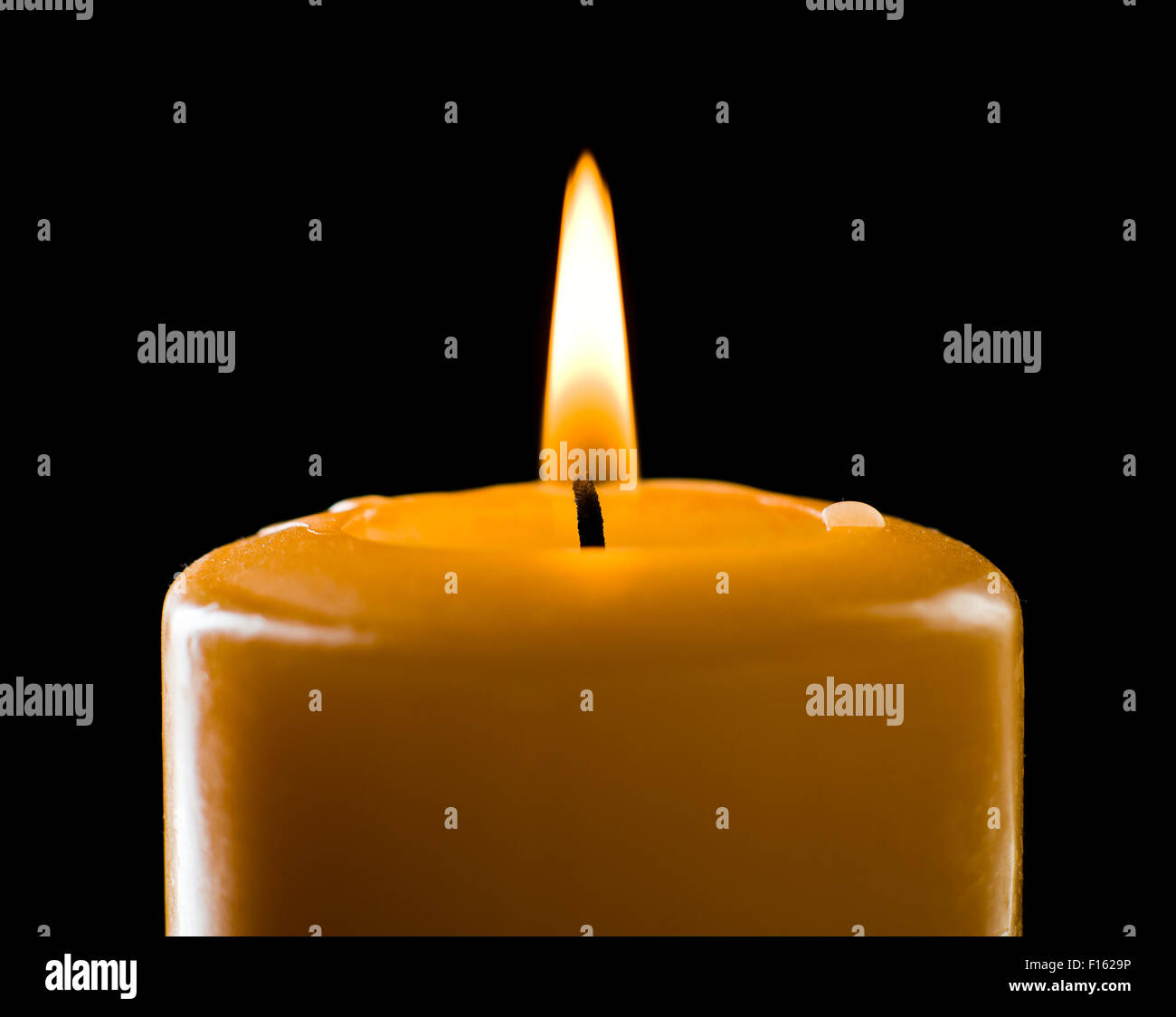 Fiamma della candela, molto vicino, su sfondo nero; isolato Foto Stock