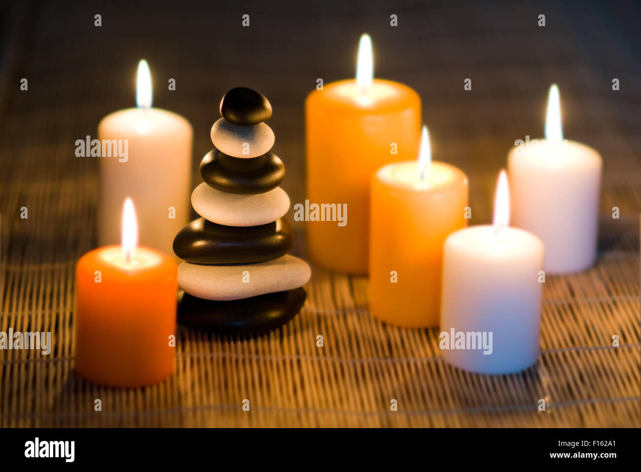 Ancora vita gruppo di candela e pietra, la foto in orizzontale Foto Stock