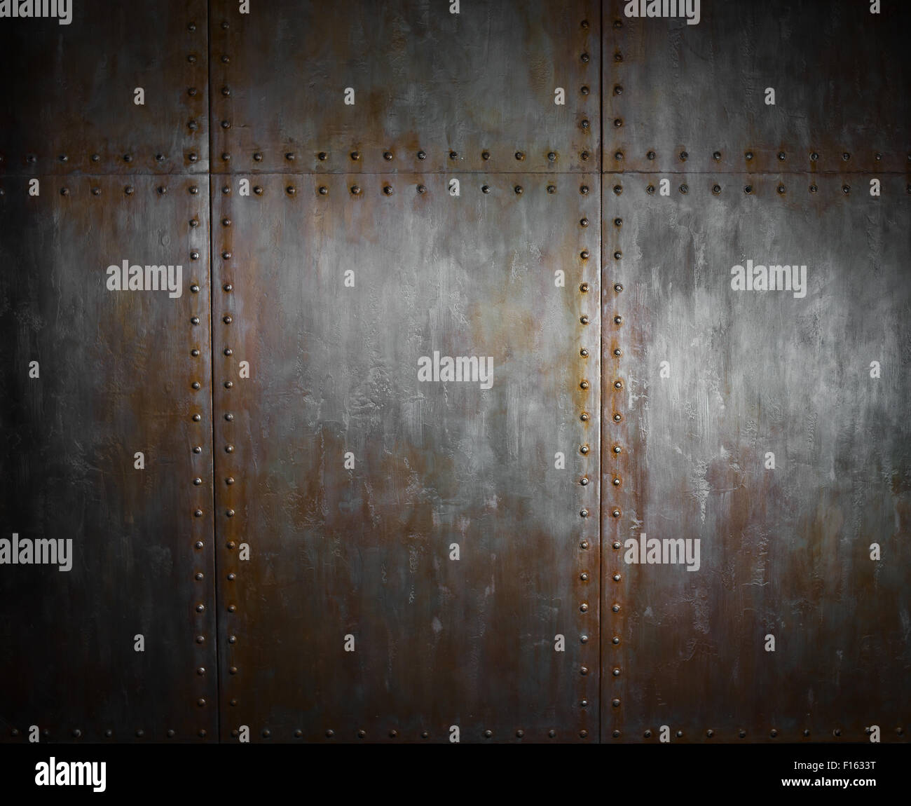 Threadbare arrugginito copertura in acciaio con rivetto, sullo sfondo di ferro Foto Stock