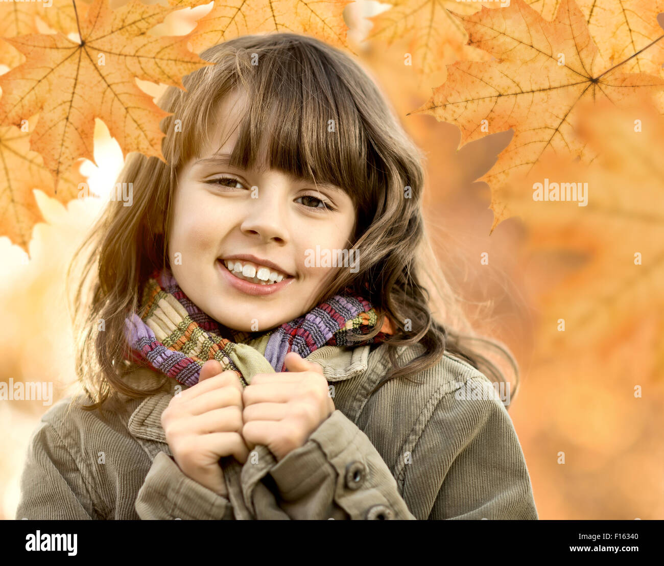 La foto in orizzontale, felice bellissima bambina , ritratto autunnale Foto Stock