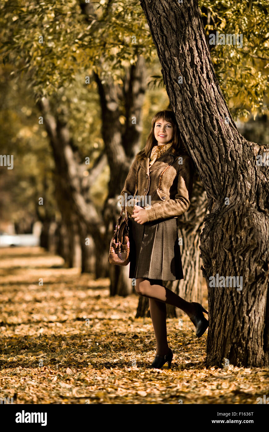 La coppia bella donna, passeggiate all'aperto nel parco, giornata autunnale Foto Stock