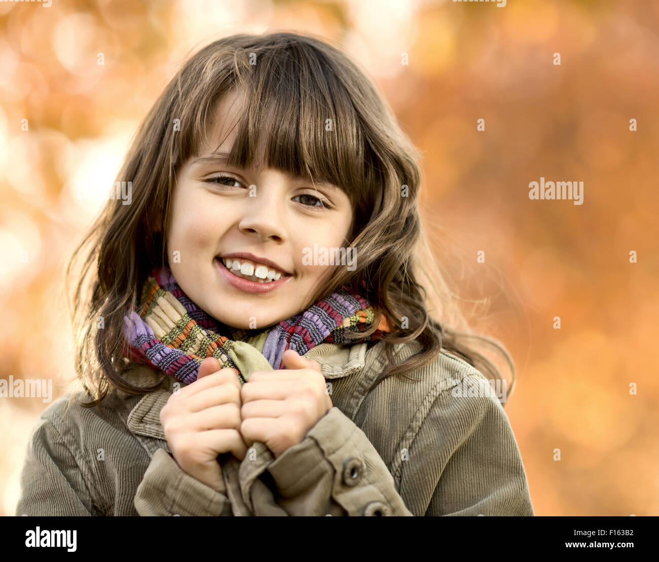 La foto in orizzontale, felice bellissima bambina , ritratto autunnale Foto Stock