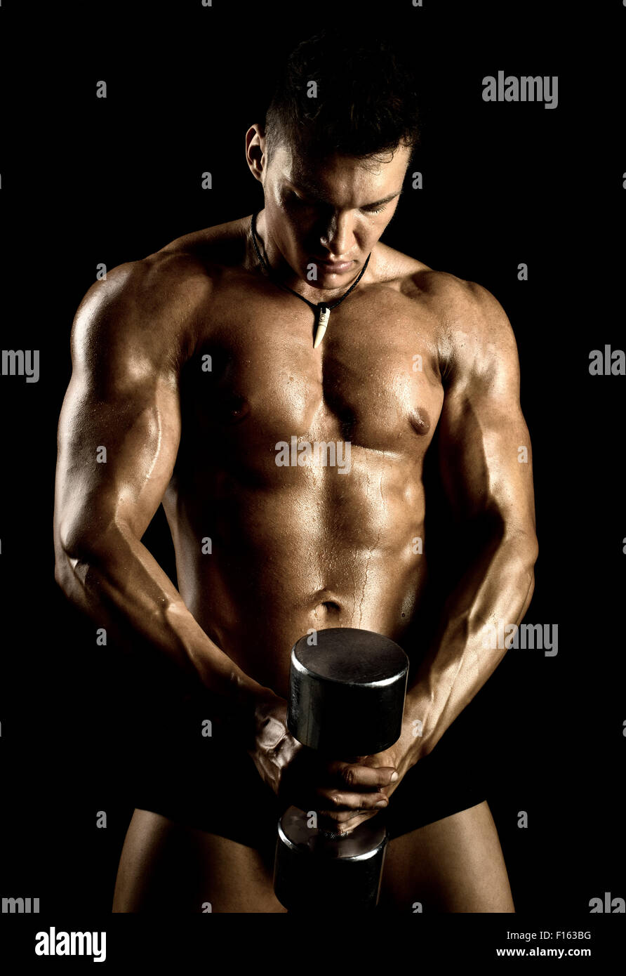 Molto potere athletic guy , eseguire esercizi con pesi, su sfondo bkack Foto Stock