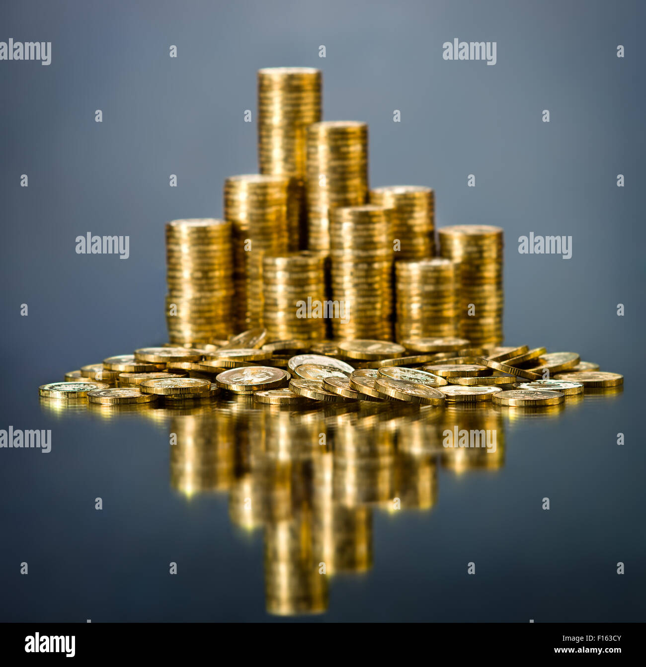 Ancora la vita di moltissimi rouleau oro monetario o cambiare moneta, su sfondo blu scuro Foto Stock