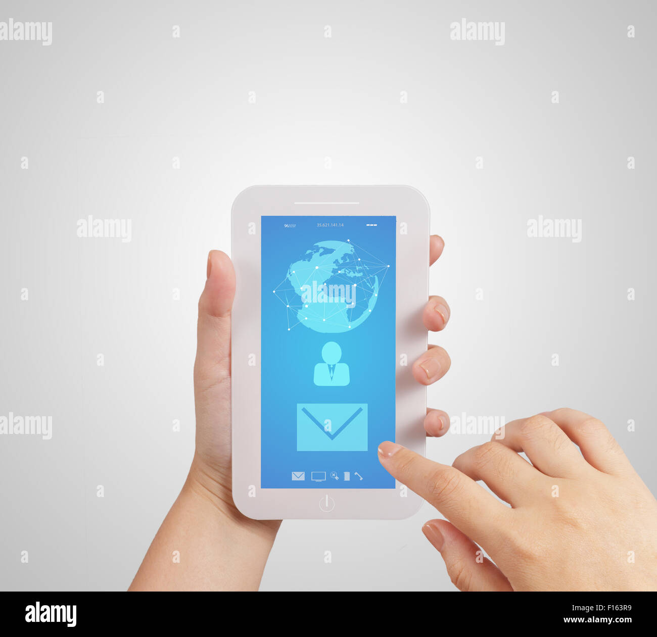 Uso a mano Touch screen mobile phone con icona posta elettronica come concetto Foto Stock