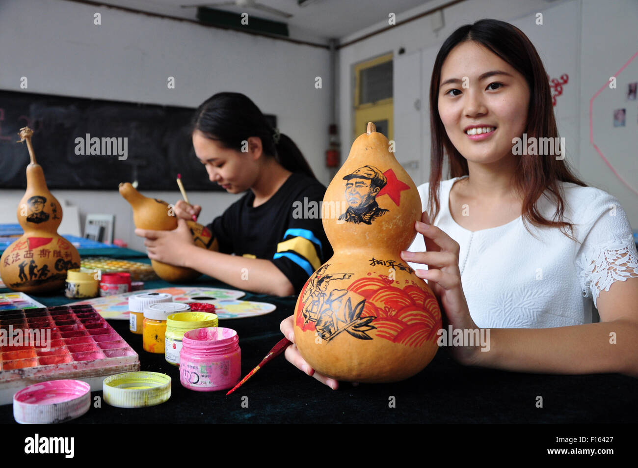 Liaocheng, Shandong, CHN. Il 27 agosto, 2015. Liaocheng, Cina - 27 agosto 2015: (solo uso editoriale. Cina OUT) gli studenti di arte facoltà di Liaocheng Università drewing sono dipinti in memoria del settantesimo anniversario della guerra la vittoria di resistenza contro il Giappone su zucche con vernice, acquerello, spazzola.Queste zucche sarà dato ai veterani. © SIPA Asia/ZUMA filo/Alamy Live News Foto Stock