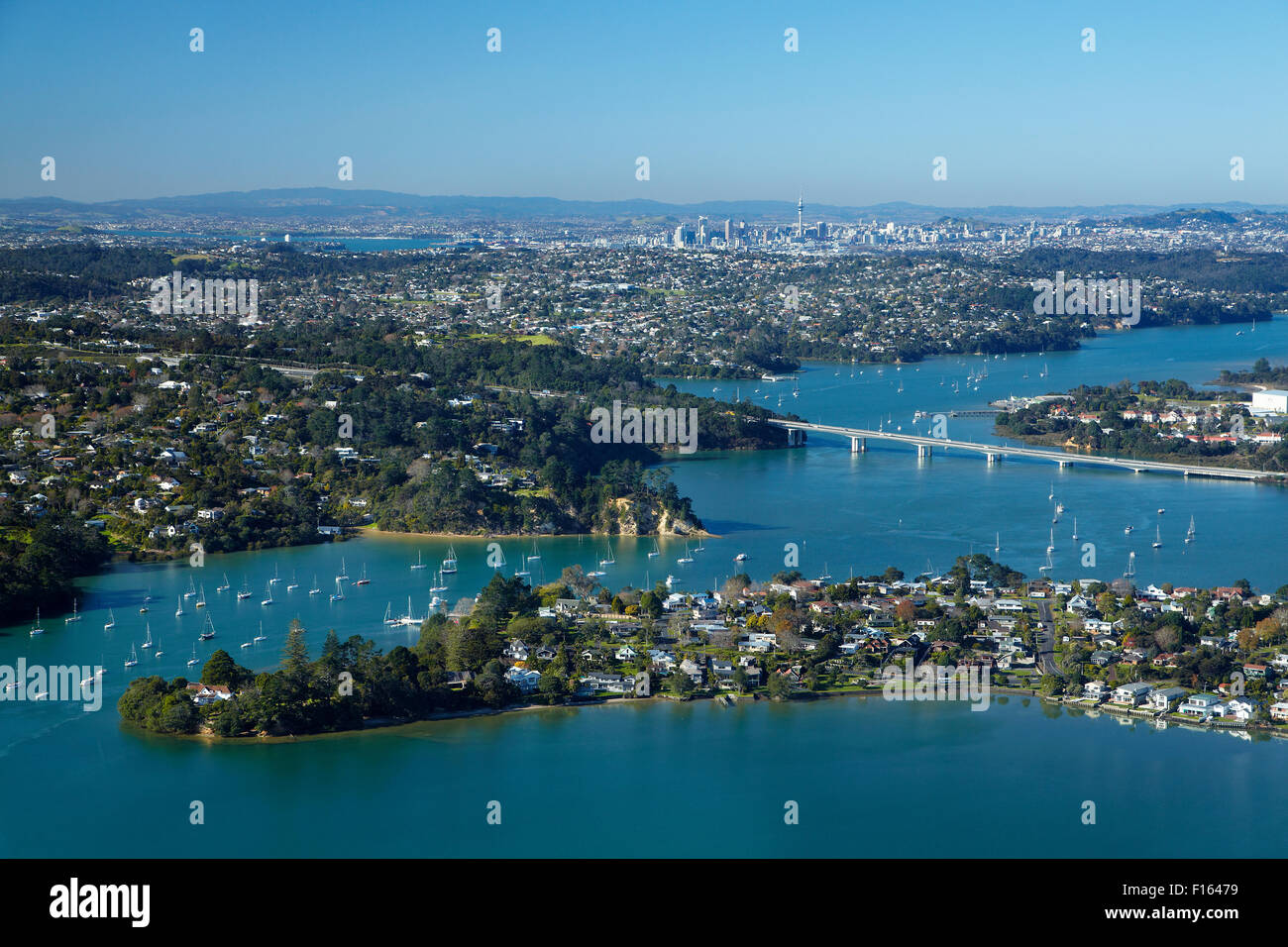 Spiaggia di natale e Isola Herald, Penzance, e dal porto di Waitemata di Auckland, Isola del nord, Nuova Zelanda - aerial Foto Stock