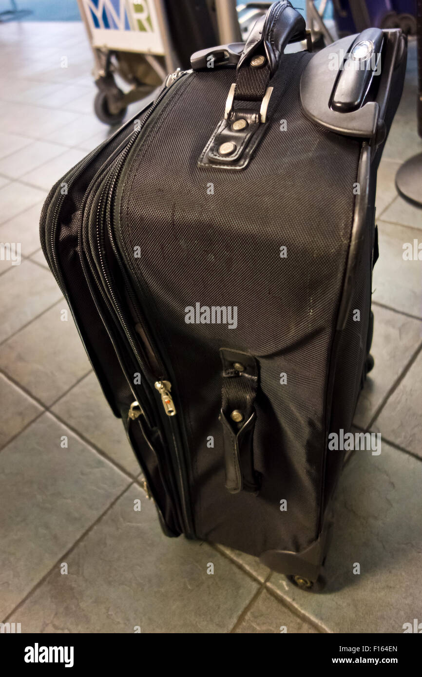 Danneggiato valigia bagaglio dopo un volo che arriva all'Aeroporto di  Vancouver Foto stock - Alamy