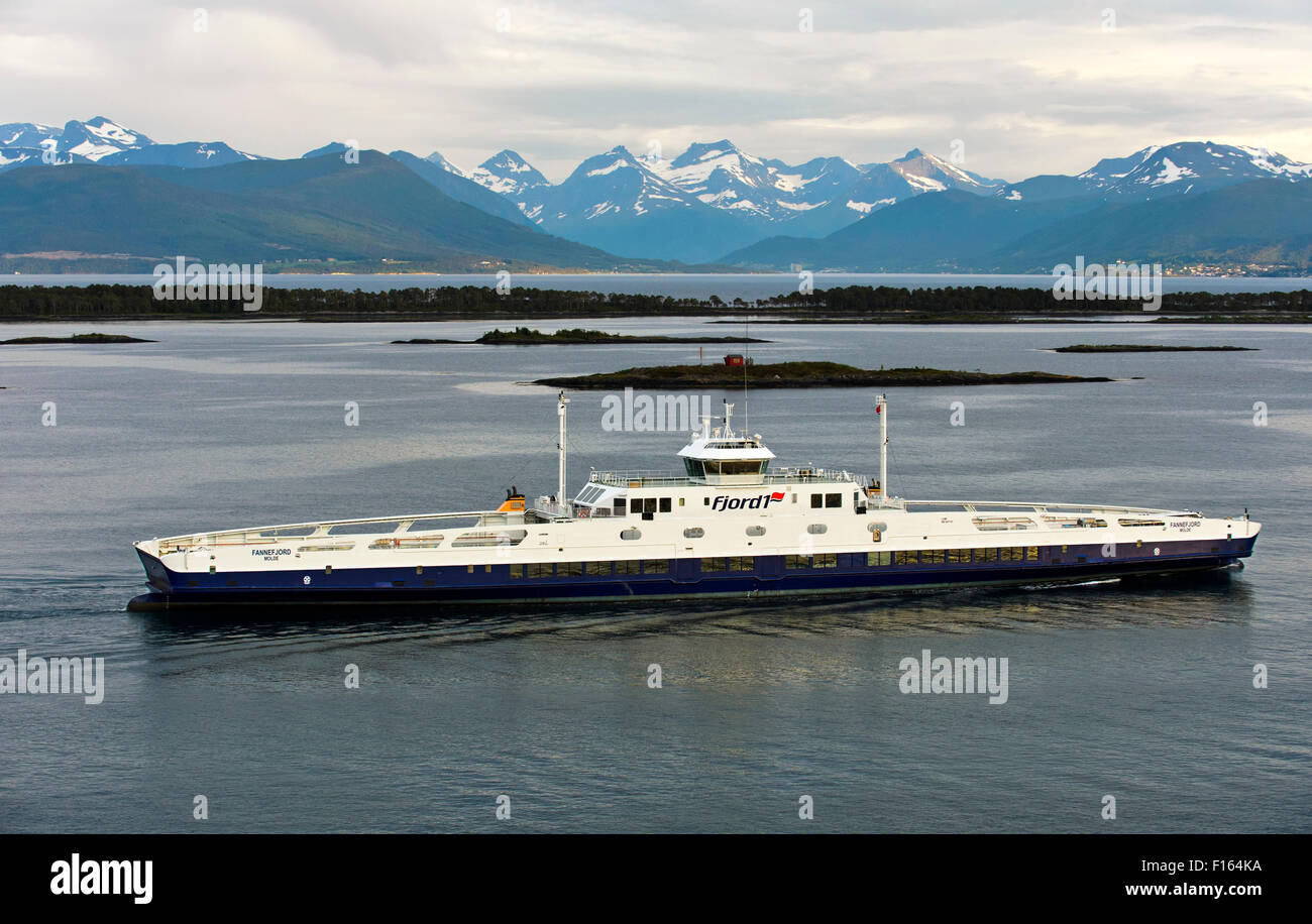 Roll on-roll off nave passeggeri Fannefjord nel Romsdalsfjord vicino Molde, contea di Møre og Romsdal, Norvegia Foto Stock