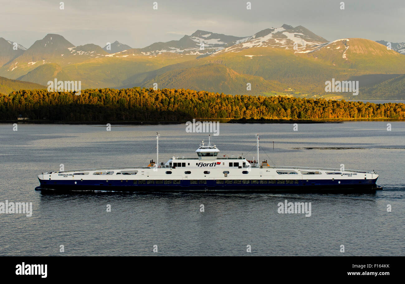 Roll on-roll off nave passeggeri Fannefjord nel Romsdalsfjord vicino Molde, contea di Møre og Romsdal, Norvegia Foto Stock