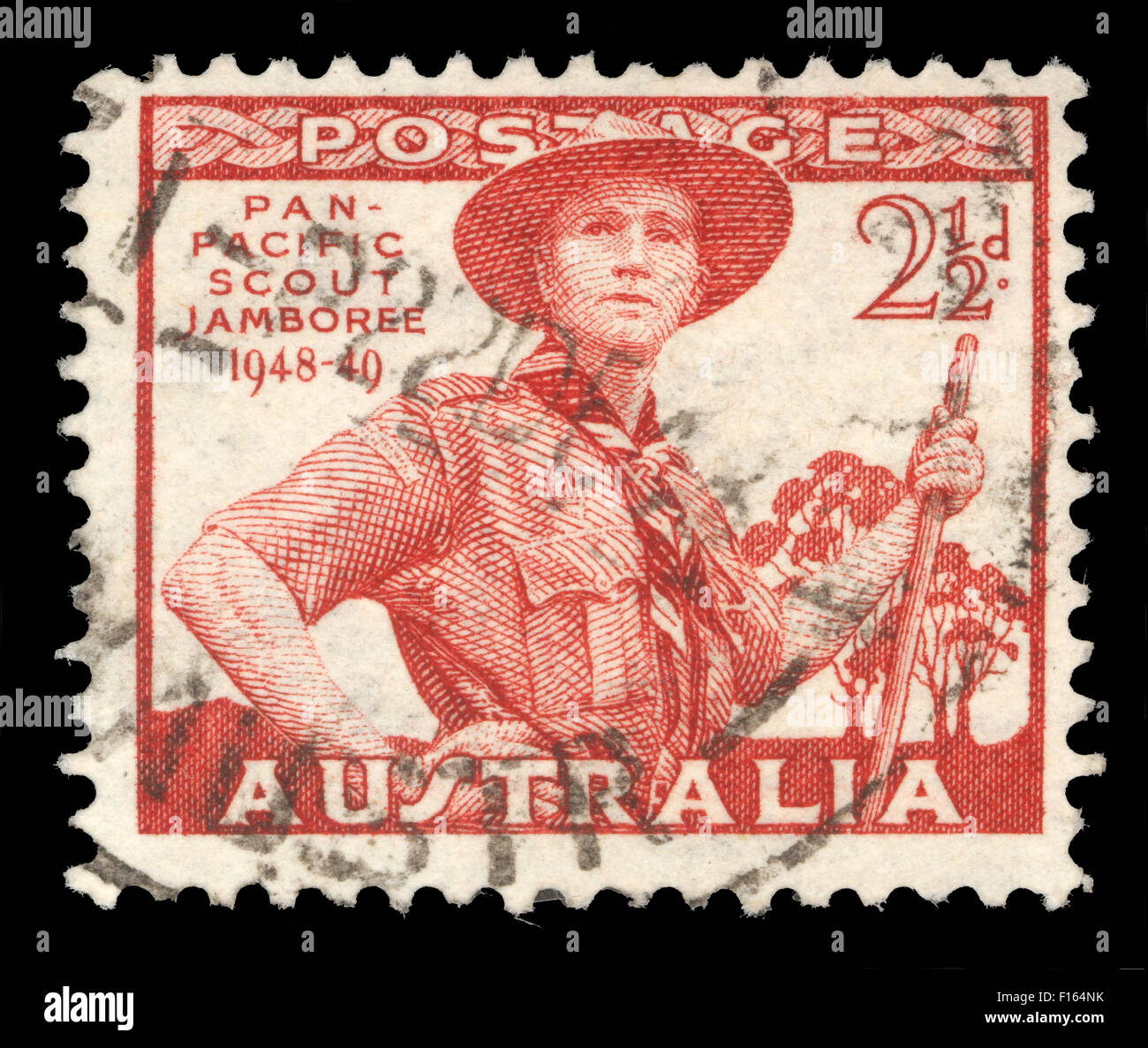 Timbro stampato in Australia dedicato a Pan-Pacific Scout Jamboree, Victoria, raffigurato Scout in uniforme, circa 1952 Foto Stock