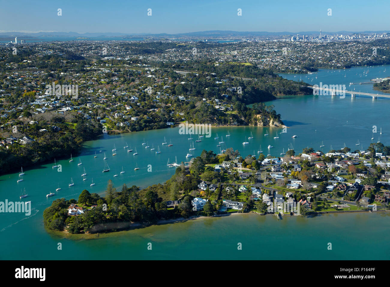 Spiaggia di natale e Isola Herald, Penzance, e dal porto di Waitemata di Auckland, Isola del nord, Nuova Zelanda - aerial Foto Stock
