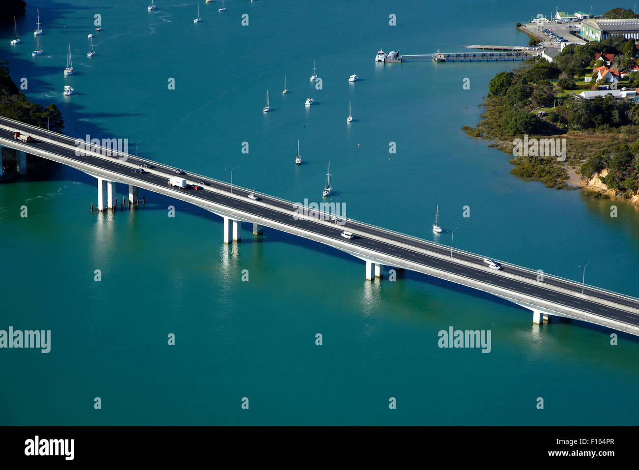 Tomaia Harbour Bridge (aka Penzance ponte), porto di Waitemata di Auckland, Isola del nord, Nuova Zelanda - aerial Foto Stock