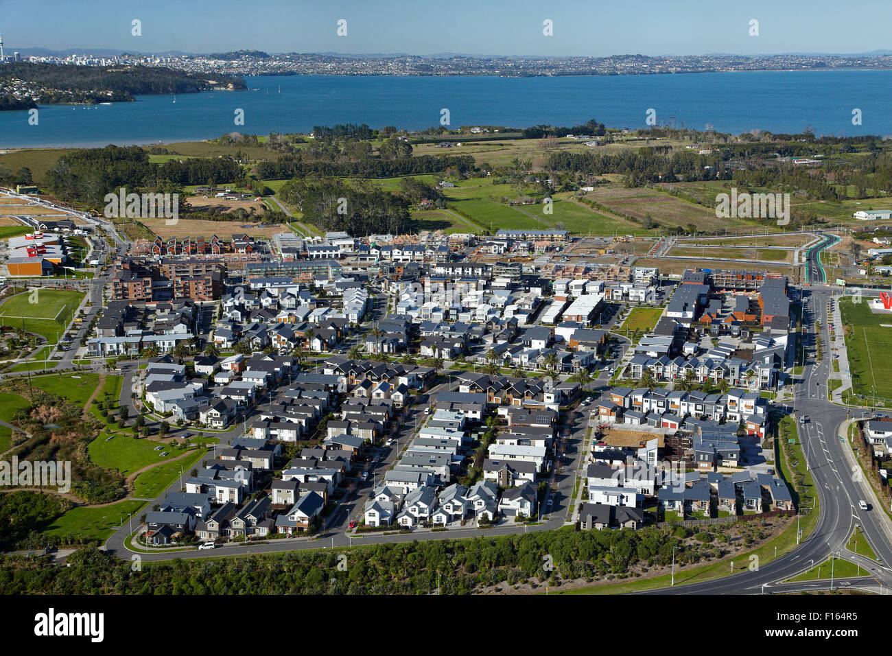 Alloggiamento nuovo sviluppo, Hobsonville, Auckland, Isola del nord, Nuova Zelanda - aerial Foto Stock