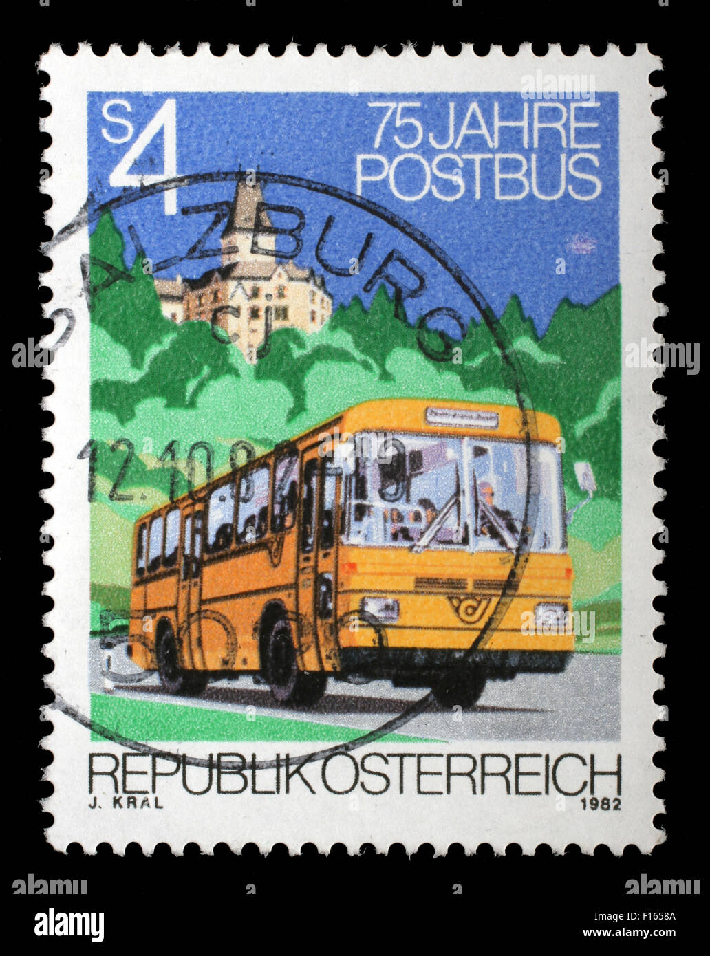 AUSTRIA - circa 1982: timbro stampato da Austria, mostra Post Bus, palace, alberi, circa 1982 Foto Stock