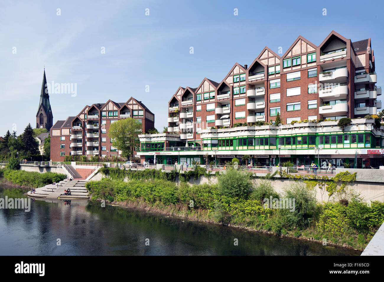 Gli edifici residenziali e commerciali lungo il fiume Lippe, Lünen, distretto della Ruhr, Nord Reno-Westfalia, Germania Foto Stock