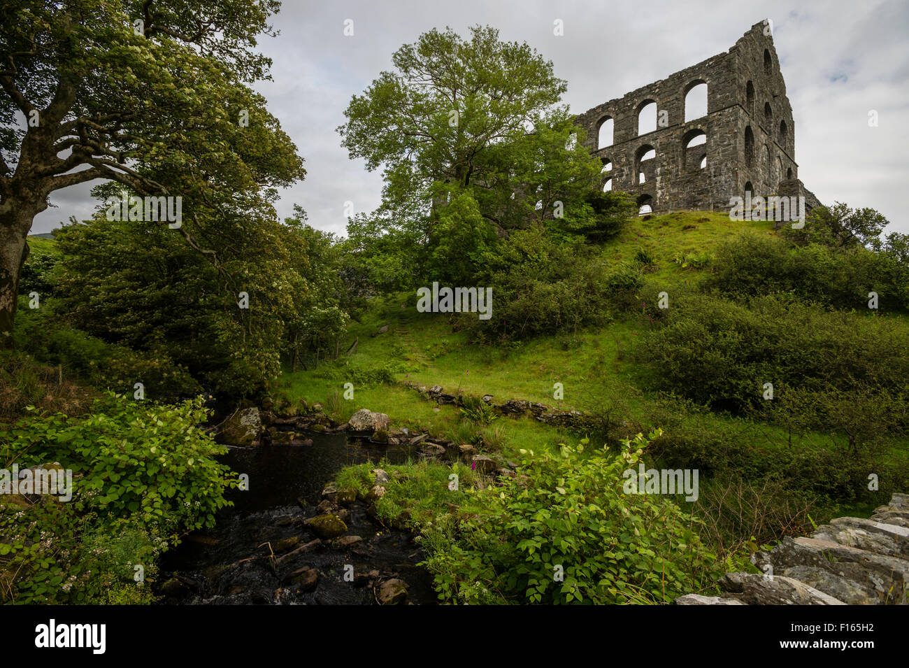 Archeologia industriale: il drammatico rovine di Ynys y Pandy ardesia in disuso Mill, Cwmystradllyn, Parco Nazionale di Snowdonia Foto Stock