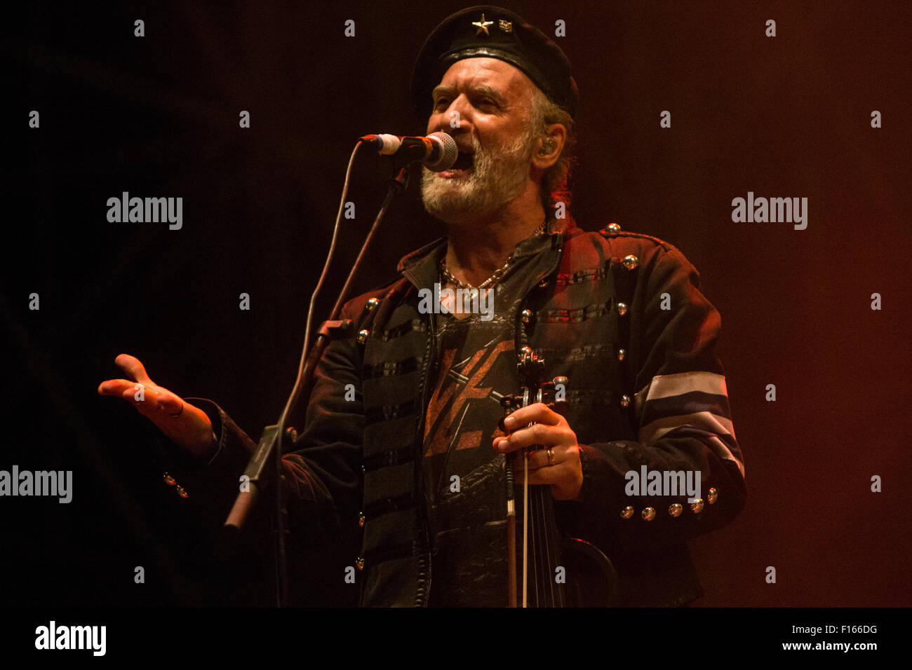 Milano Italia. Il 27 agosto 2015. La American gypsy-punk band Gogol Bordello suona dal vivo a Mercati Generali durante il 'Estathè Suono di mercato 2015' Credit: Rodolfo Sassano/Alamy Live News Foto Stock