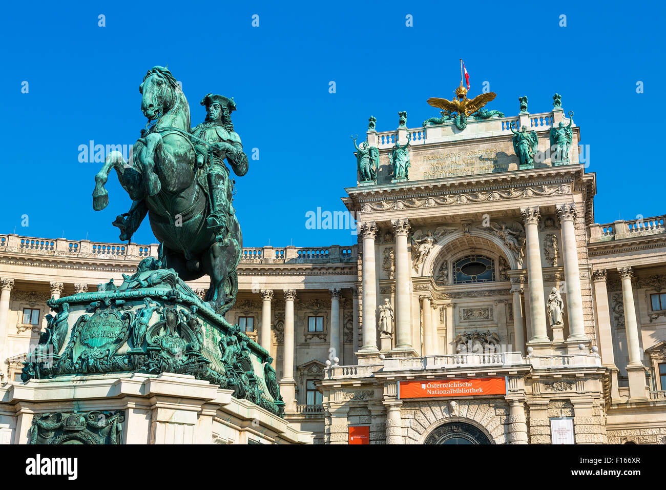 Il principe Eugenio statua che si trova nella parte anteriore della Neue Burg edificio sulla Heldenplatz nel complesso di Hofburg Foto Stock