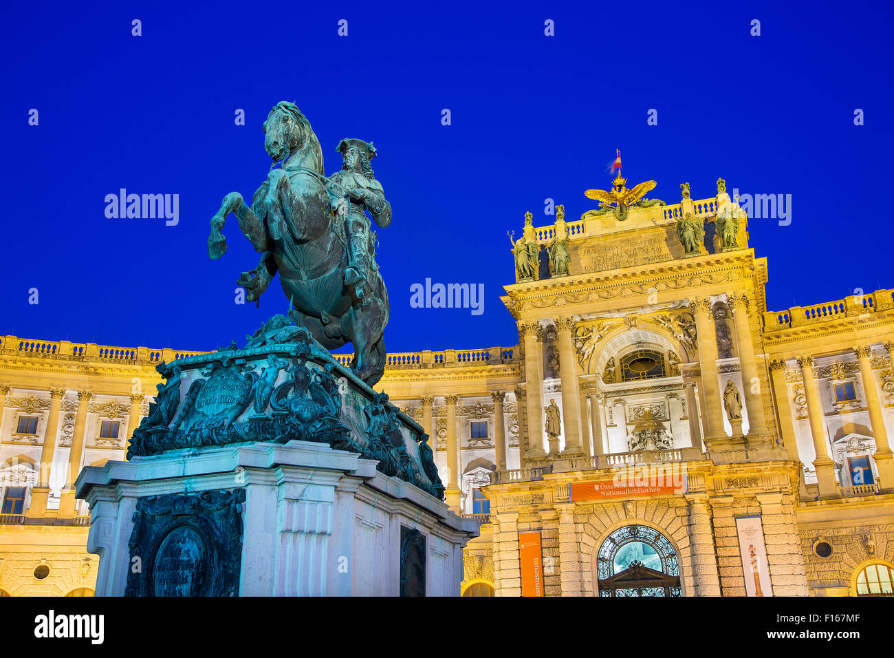 Il principe Eugenio statua che si trova nella parte anteriore della Neue Burg edificio sulla Heldenplatz nel complesso di Hofburg Foto Stock
