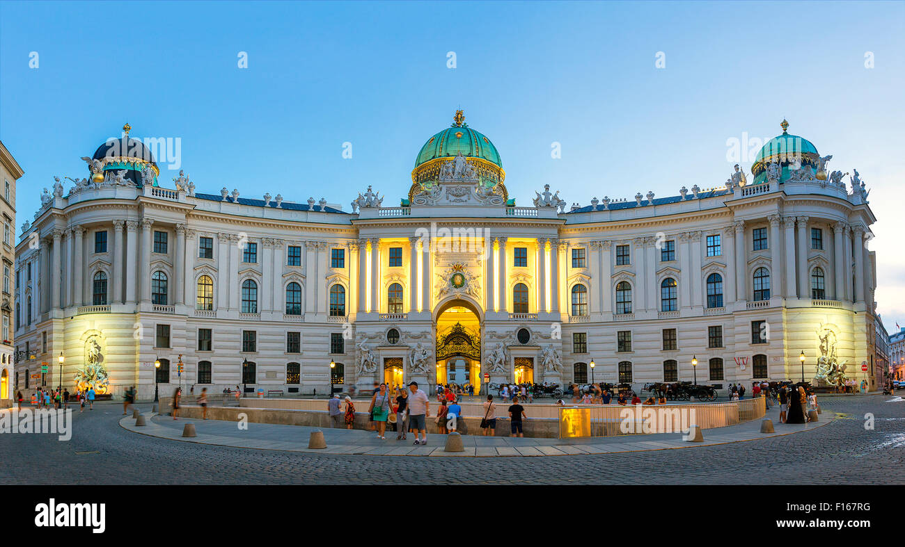 Il Palazzo Imperiale Hofburg di Vienna al crepuscolo Foto Stock