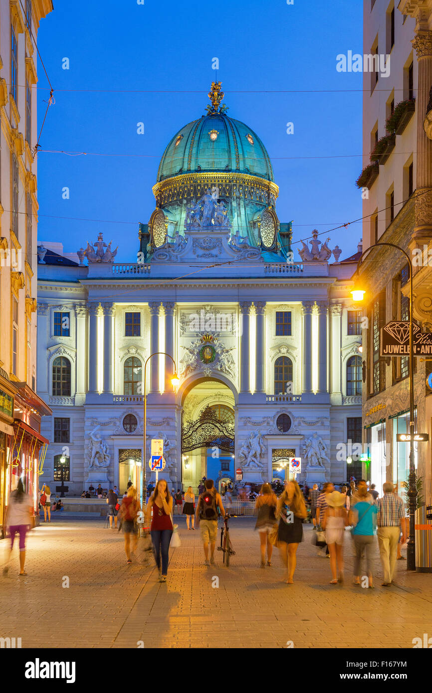 Il Palazzo Imperiale Hofburg di Vienna al crepuscolo Foto Stock