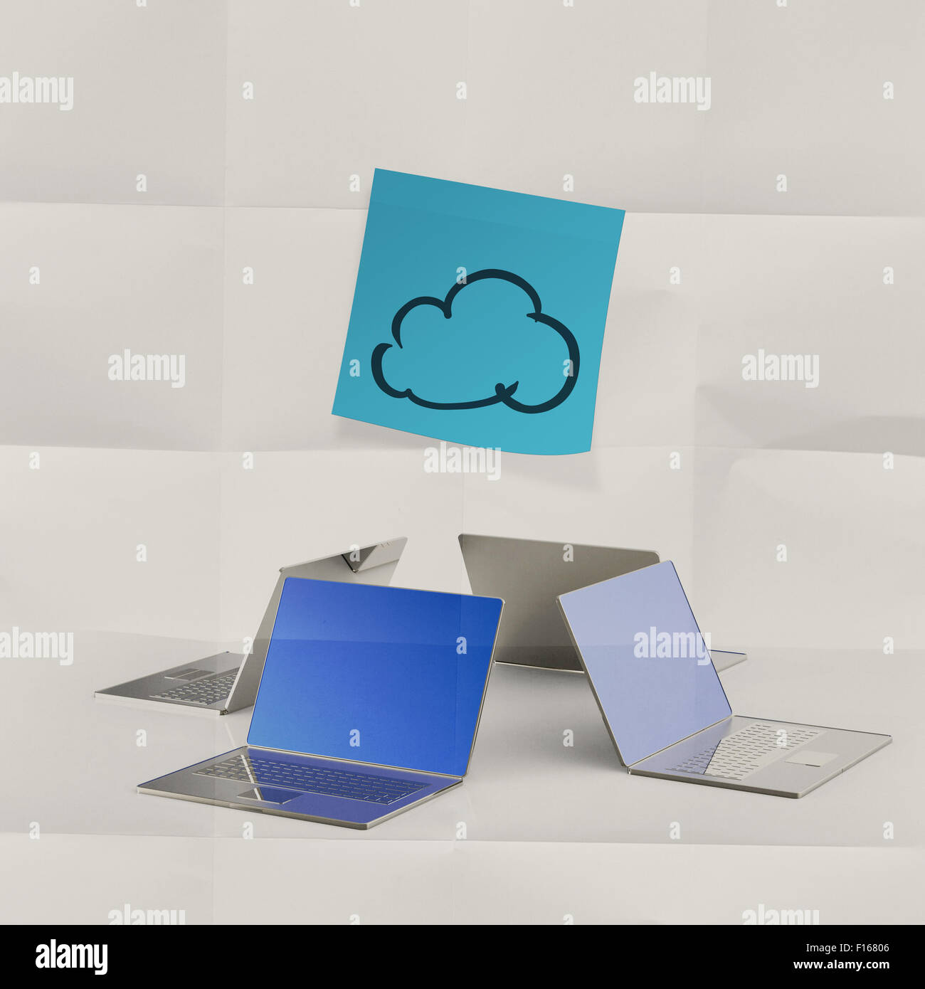 Nota adesiva su carta sgualcita con computer portatile e il cloud network sign come concetto Foto Stock