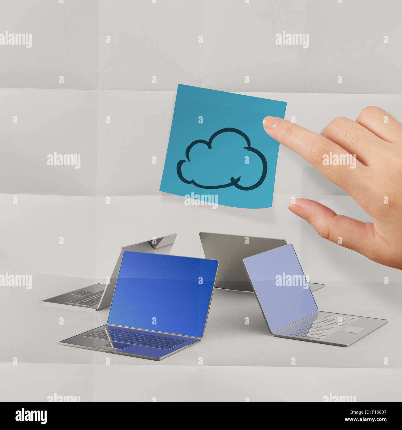 Nota adesiva su carta sgualcita con computer portatile e il cloud network sign come concetto Foto Stock