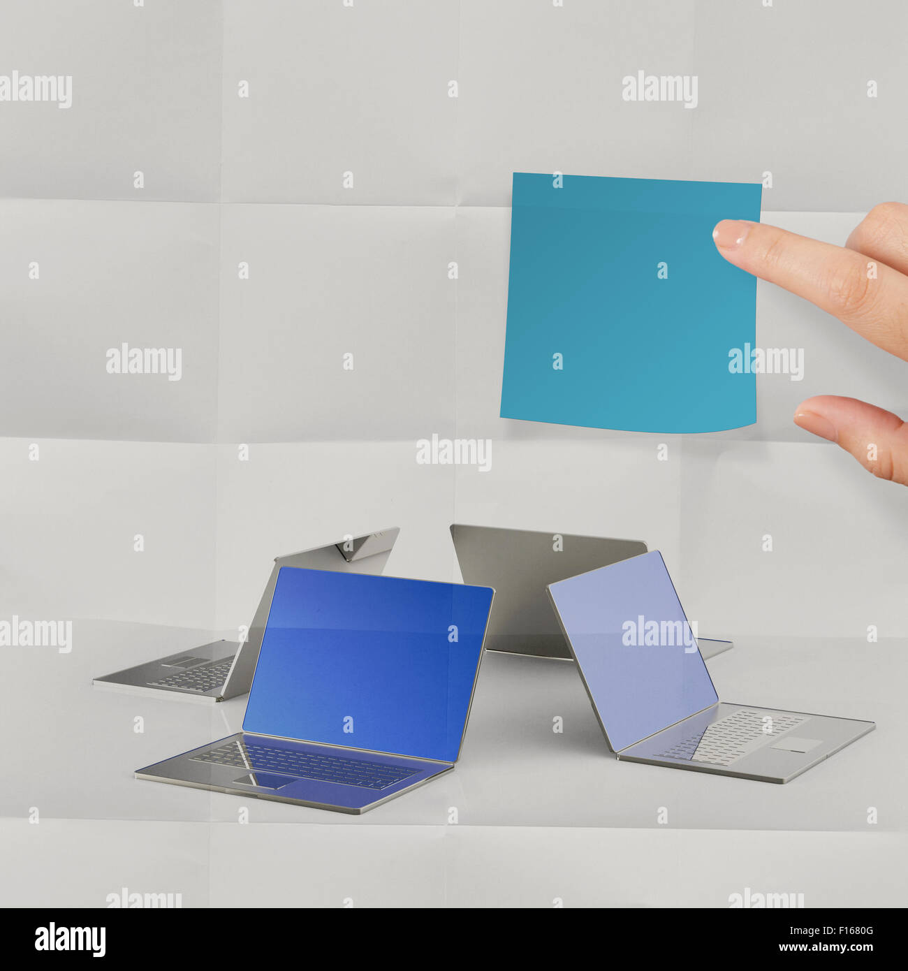 Nota adesiva su carta sgualcita con computer portatile segno come concetto Foto Stock