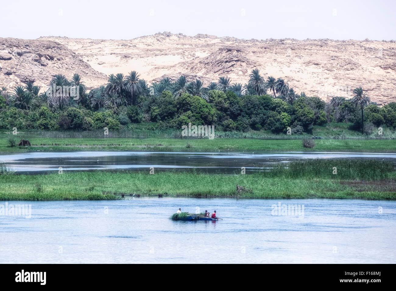 La vita al Nilo tra Assuan e Luxor, Egitto, Africa Foto Stock
