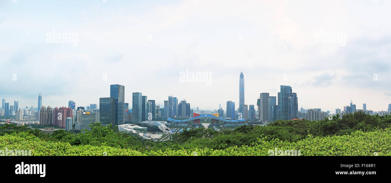 Shenzhen, Cina - agosto 27,2015: Shenzhen cityscape al tramonto con il Centro Civico e il ping di un IFC in primo piano Foto Stock