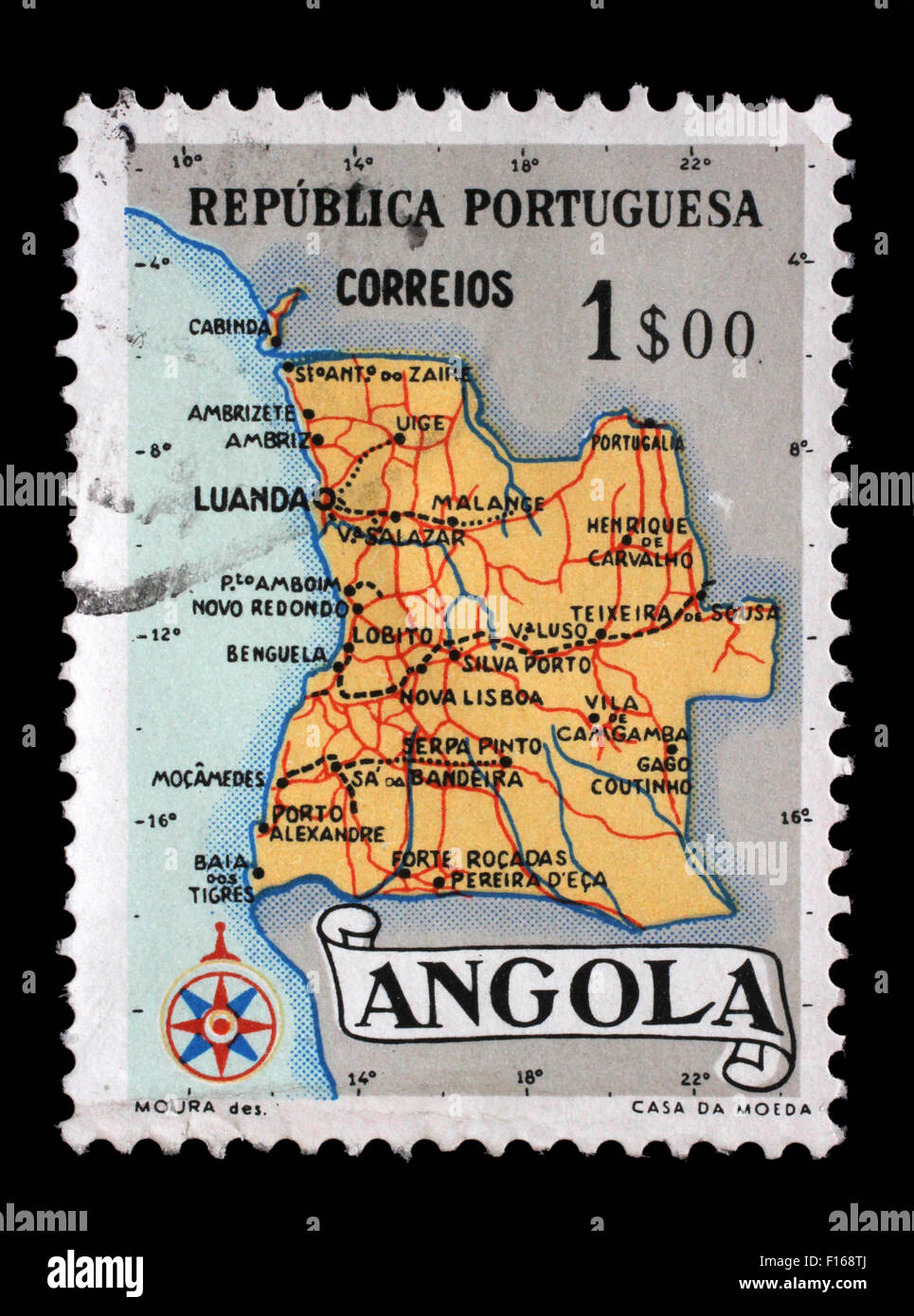 Timbro stampato in Angola mostra una mappa di Angola, circa 1955 Foto Stock