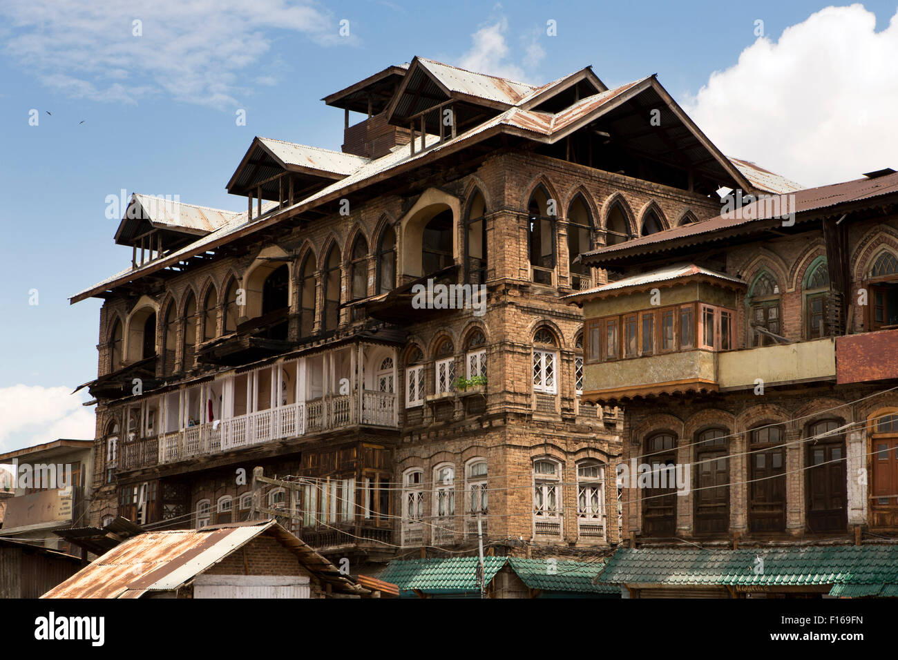 India, Jammu e Kashmir Srinagar, città vecchia, era coloniale edificio con balconi e ad arco gotico windows superiore Foto Stock
