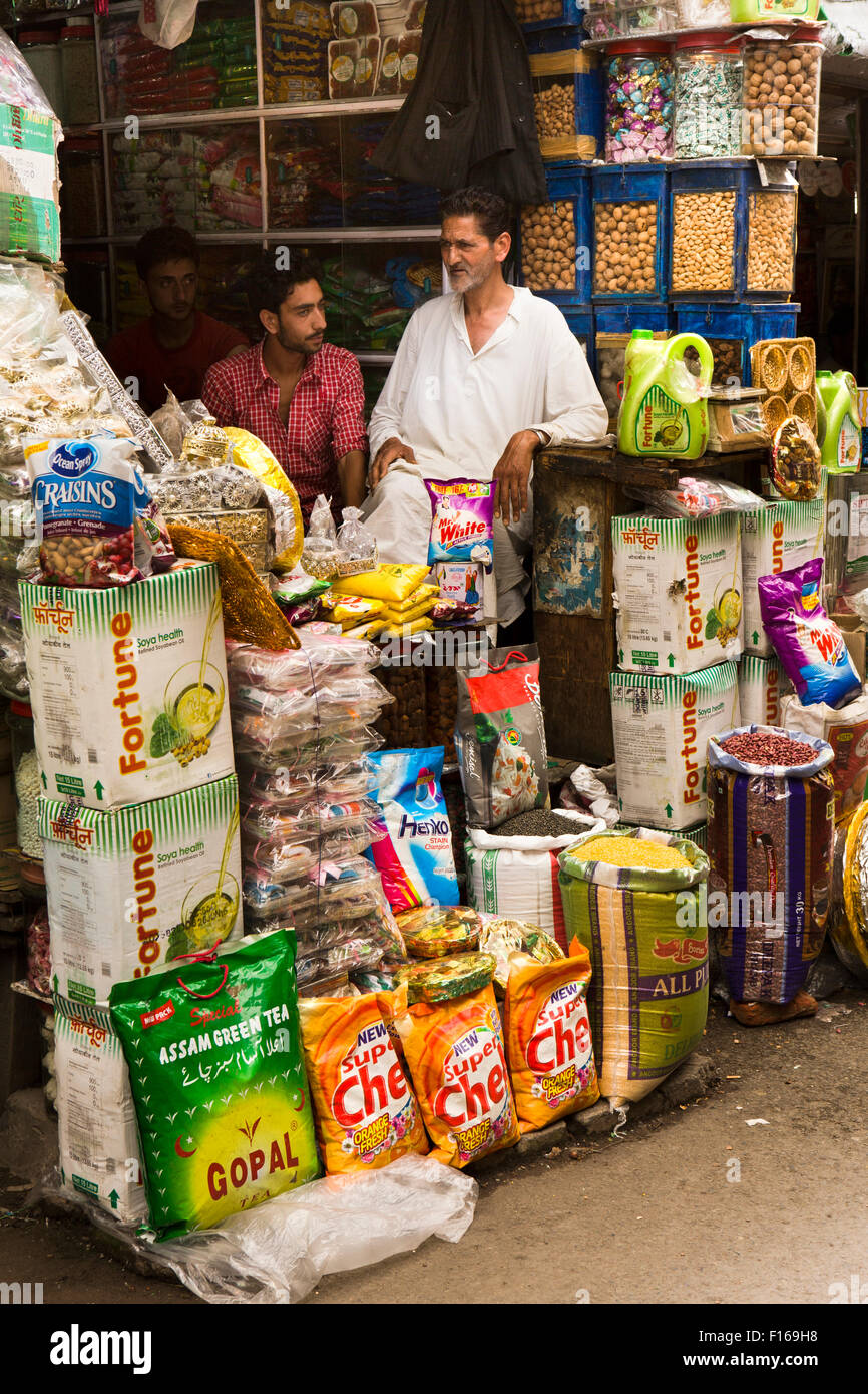 India, Jammu e Kashmir Srinagar, città vecchia, Sri Ranbir Gunj bazaar, due uomini in ben fornito negozio di alimentari Foto Stock