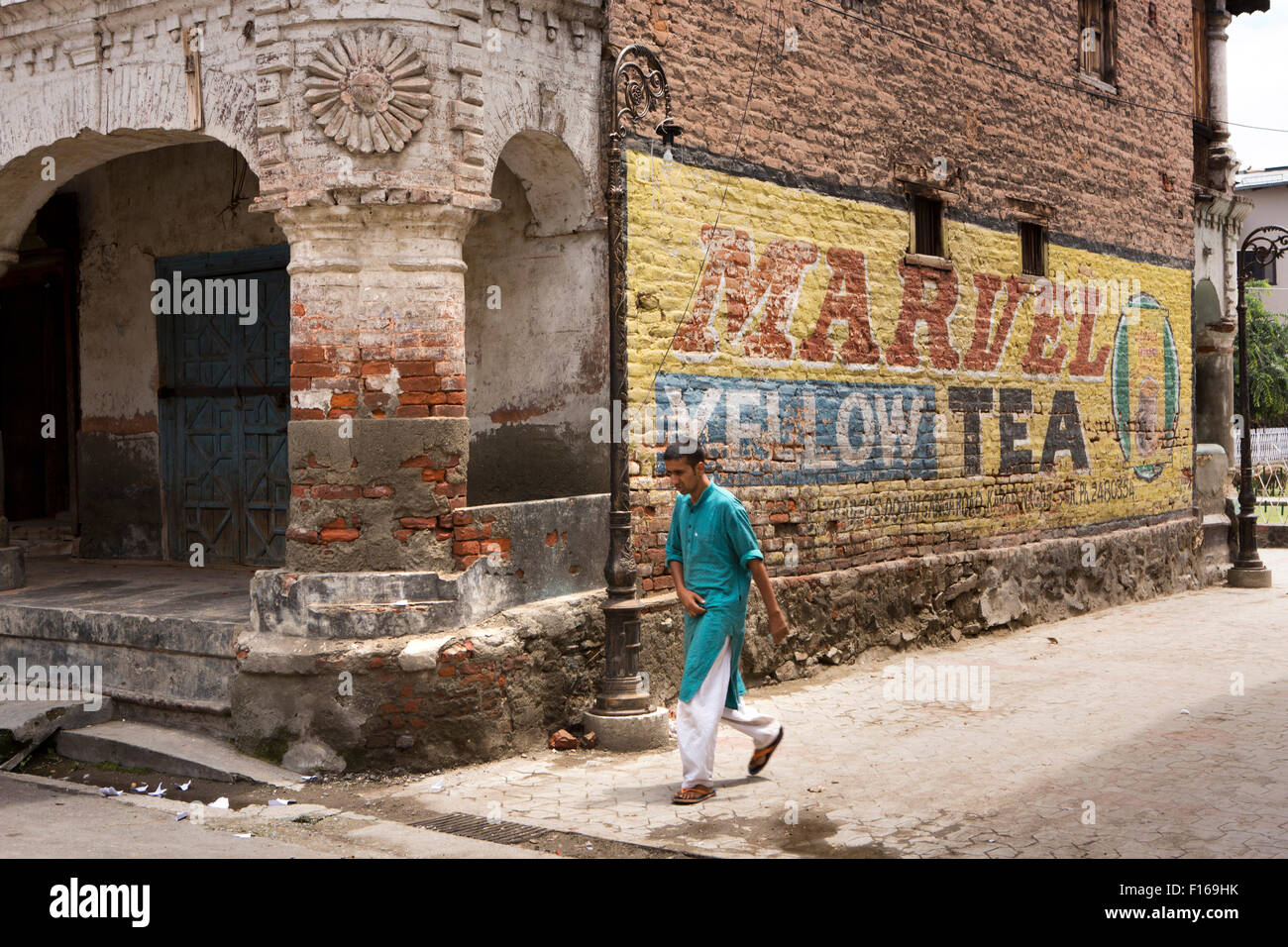 India, Jammu e Kashmir Srinagar, città vecchia, Zaina Kadal Rd, ingresso al vecchio cortile Foto Stock