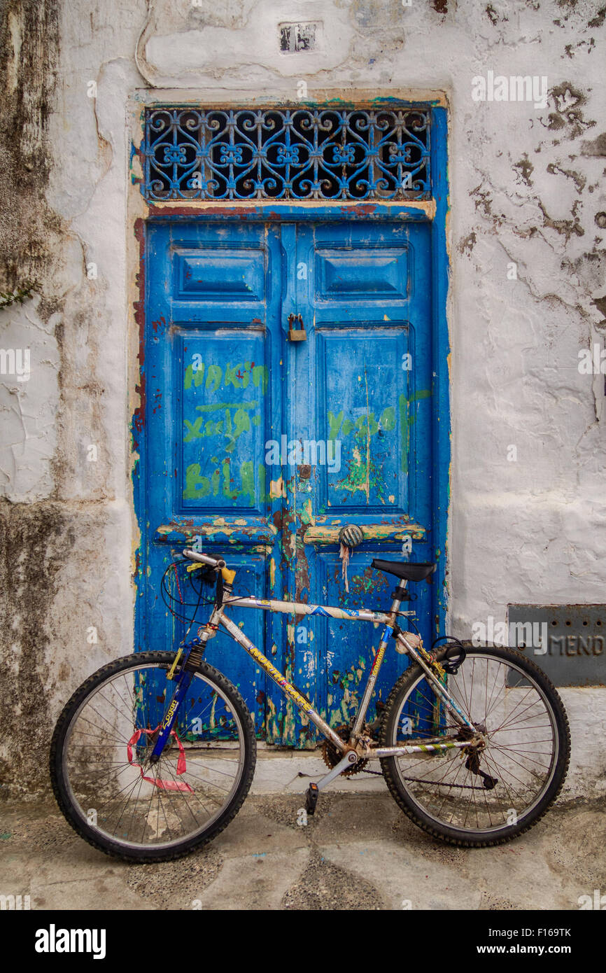 Una bici in davanti alla porta di casa nella medina di Asilah, nord del Marocco Foto Stock