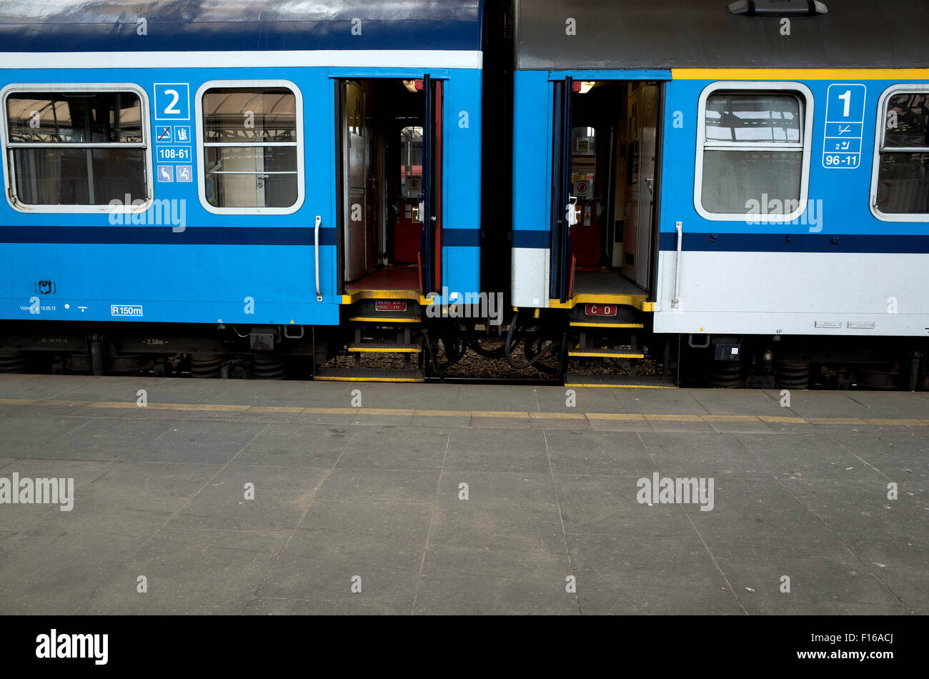 Due carrozze ferroviarie, presso la stazione ferroviaria, le porte aperte Foto Stock