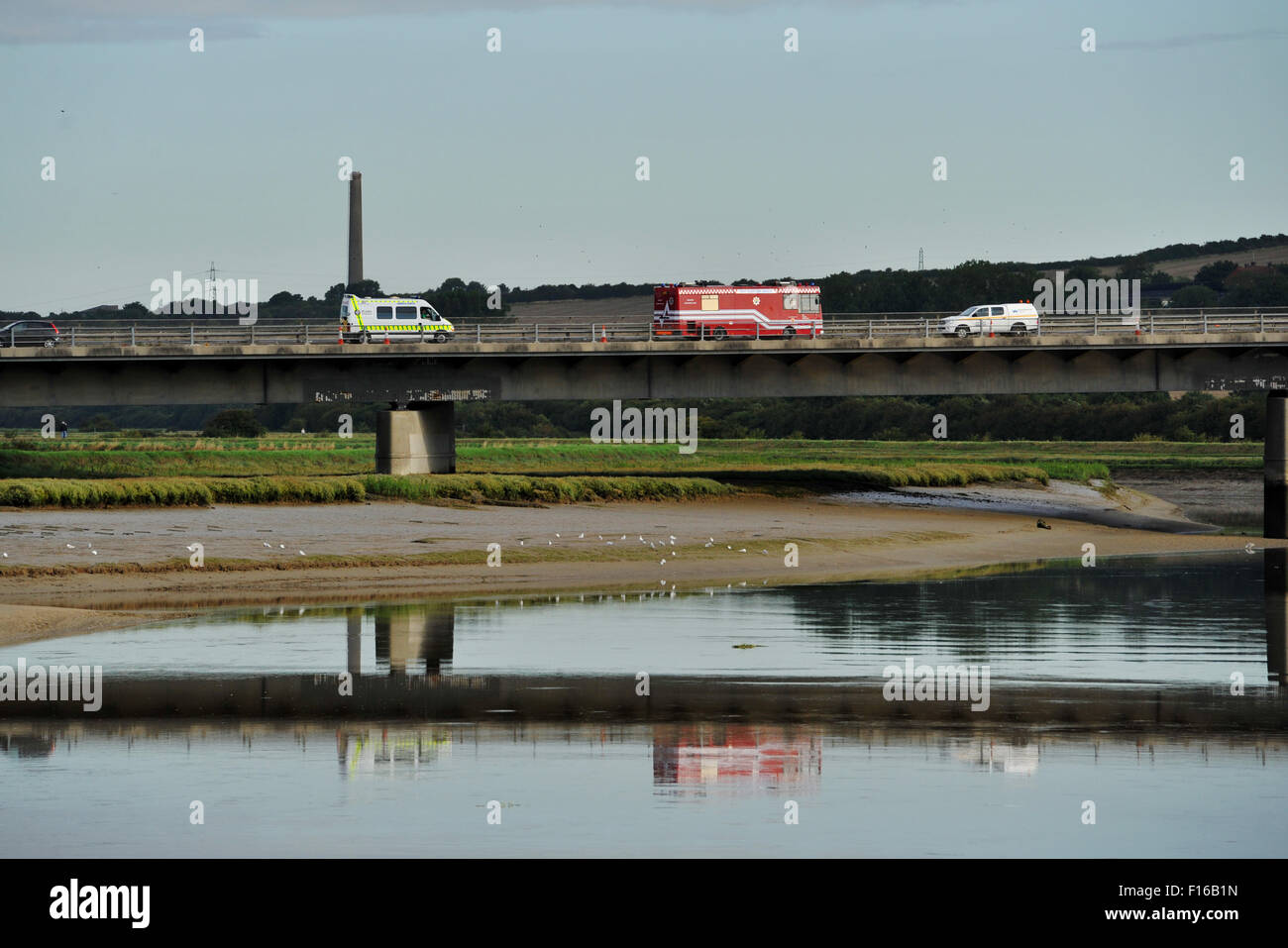 Shoreham, Sussex, Regno Unito. 28 Agosto, 2015. Veicoli di emergenza sulla A27 presso l'inchiesta scena di Shoreham Airshow di crash di sabato scorso che resterà chiusa al traffico in questo prossimo weekend festivo è quasi una settimana da quando un Hawker Hunter jet si è schiantato sulla A27 durante un display in The Shoreham Airshow uccidendo 11 persone Credito: Simon Dack/Alamy Live News Foto Stock