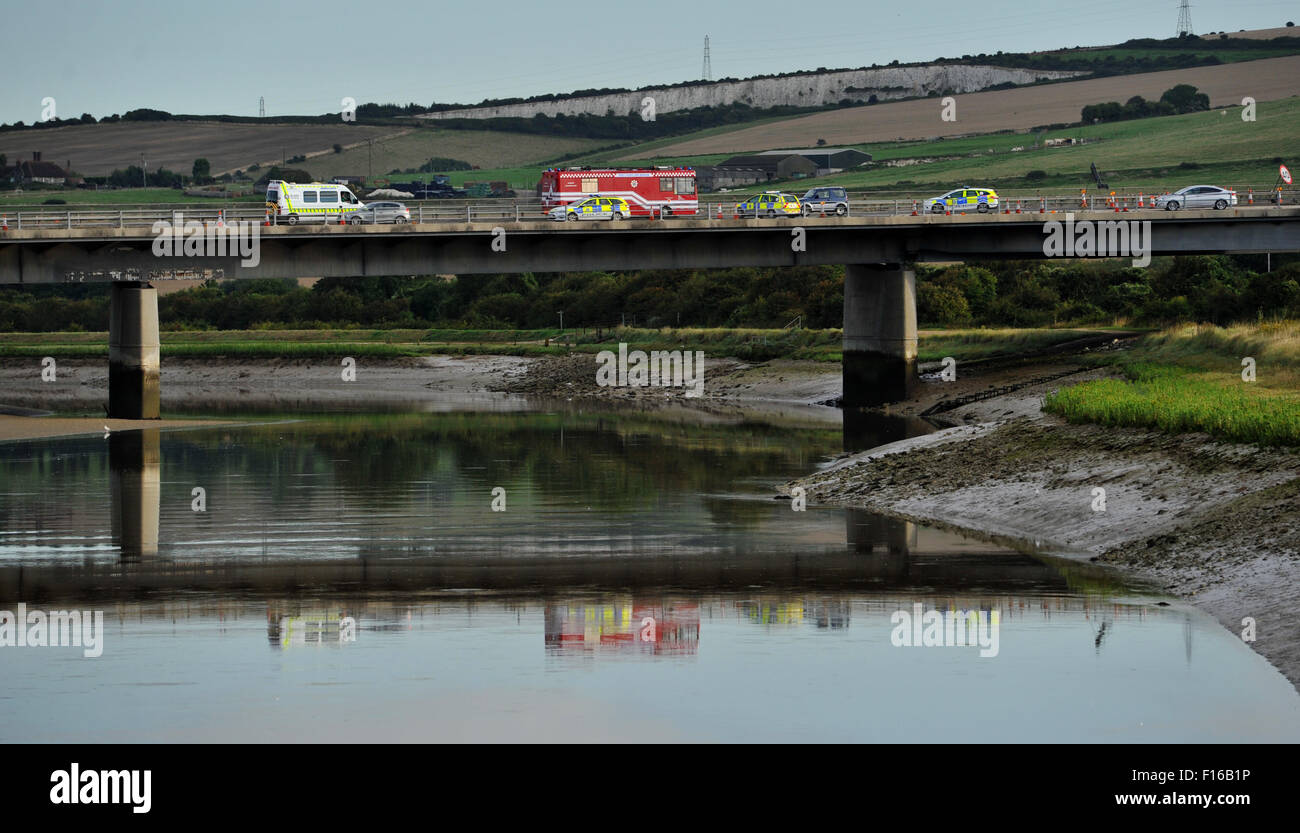 Shoreham, Sussex, Regno Unito. 28 Agosto, 2015. Veicoli di emergenza sulla A27 presso l'inchiesta scena di Shoreham Airshow di crash di sabato scorso che resterà chiusa al traffico in questo prossimo weekend festivo è quasi una settimana da quando un Hawker Hunter jet si è schiantato sulla A27 durante un display in The Shoreham Airshow uccidendo 11 persone Credito: Simon Dack/Alamy Live News Foto Stock