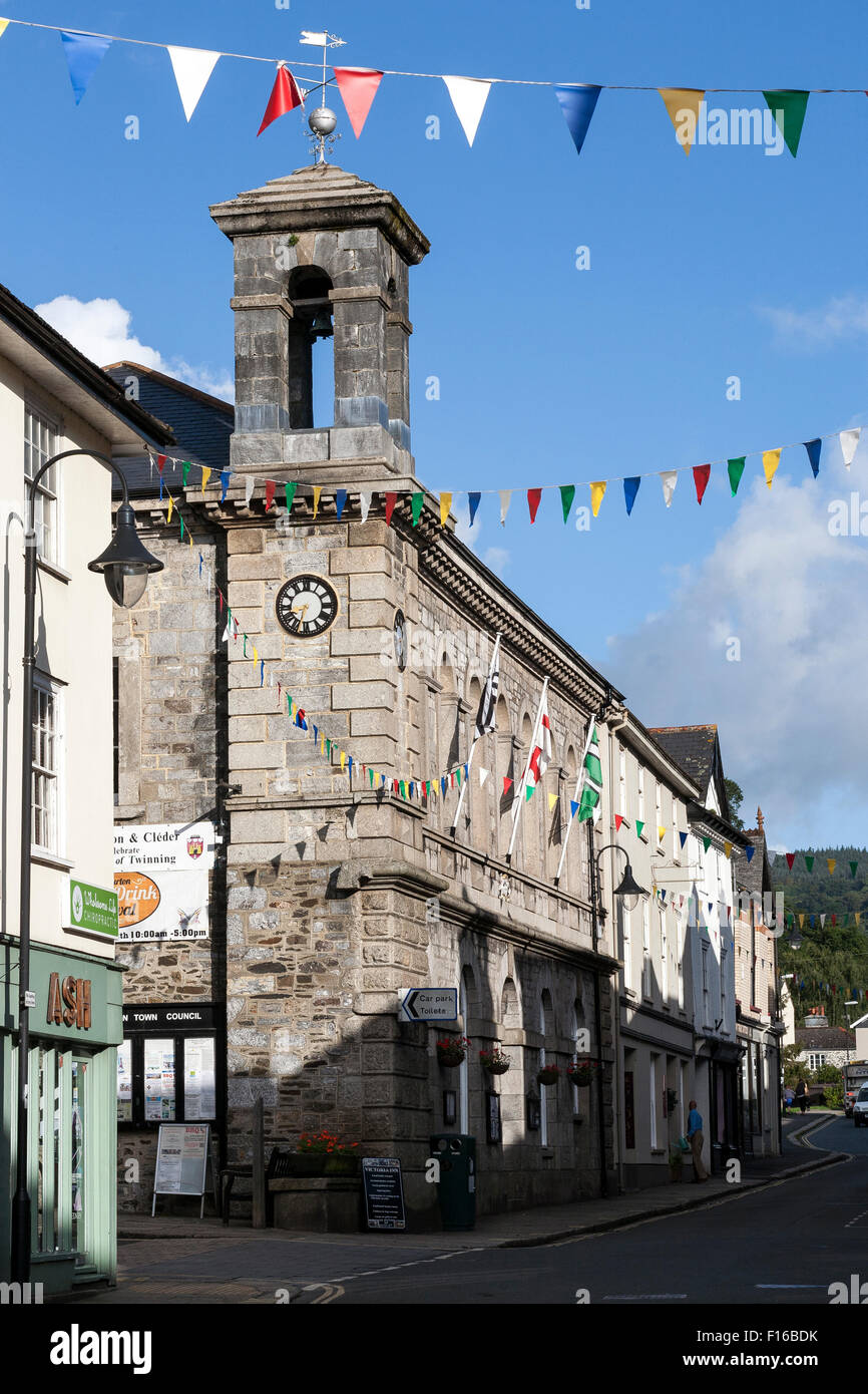 Ashburton town hall si trova sulle pendici meridionali di Dartmoor nel cuore del South Devon campagna. Affiancato dal Devon Ex Foto Stock