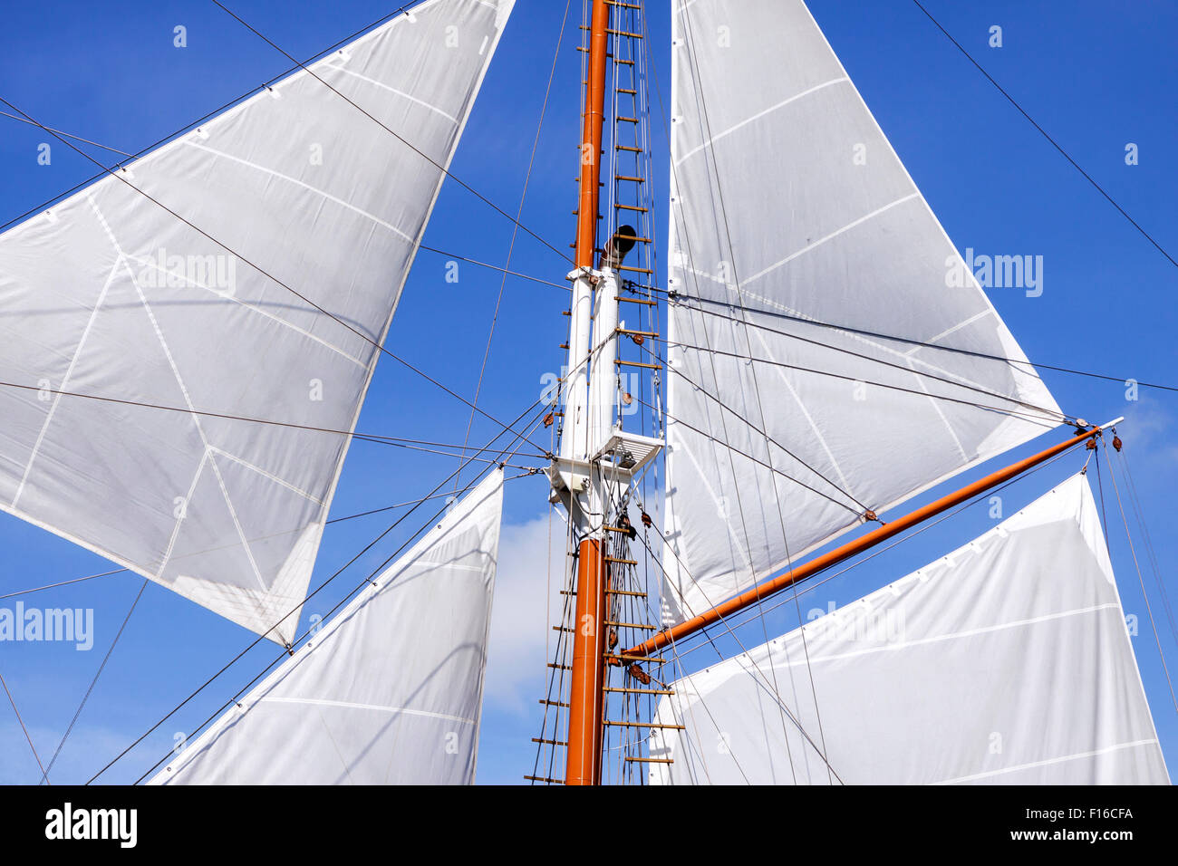 Montante e vele bianche della barca a vela contro il cielo blu Foto Stock