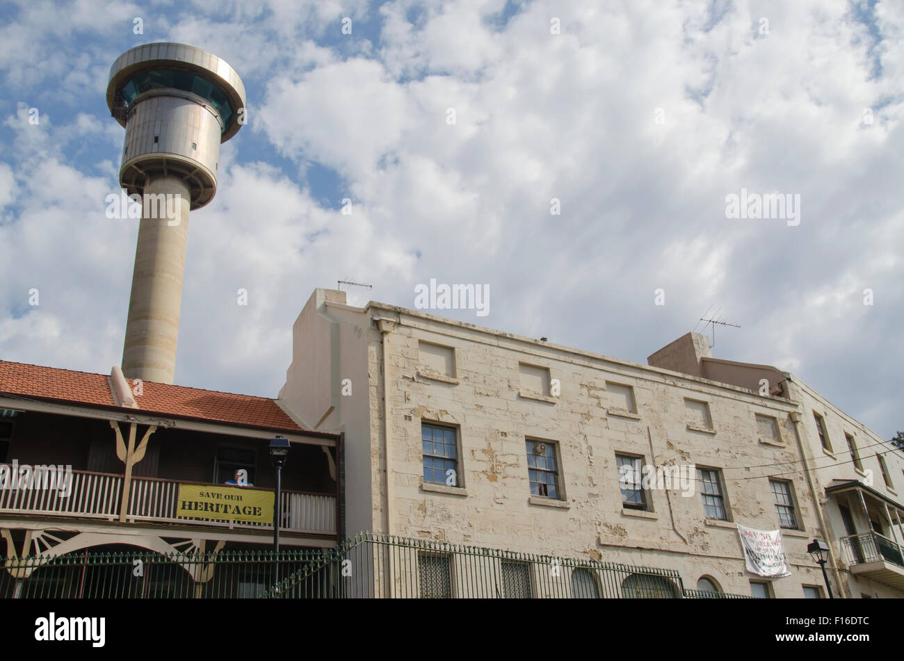 La Sydney Ports Harbour Control Tower fu costruita nel 1974 per gestire il traffico portuale, fu demolita nel 2016 come parte della riqualificazione del Barangaroo Foto Stock