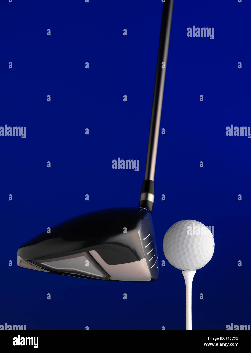 La pallina da golf con uno sfondo blu Foto Stock