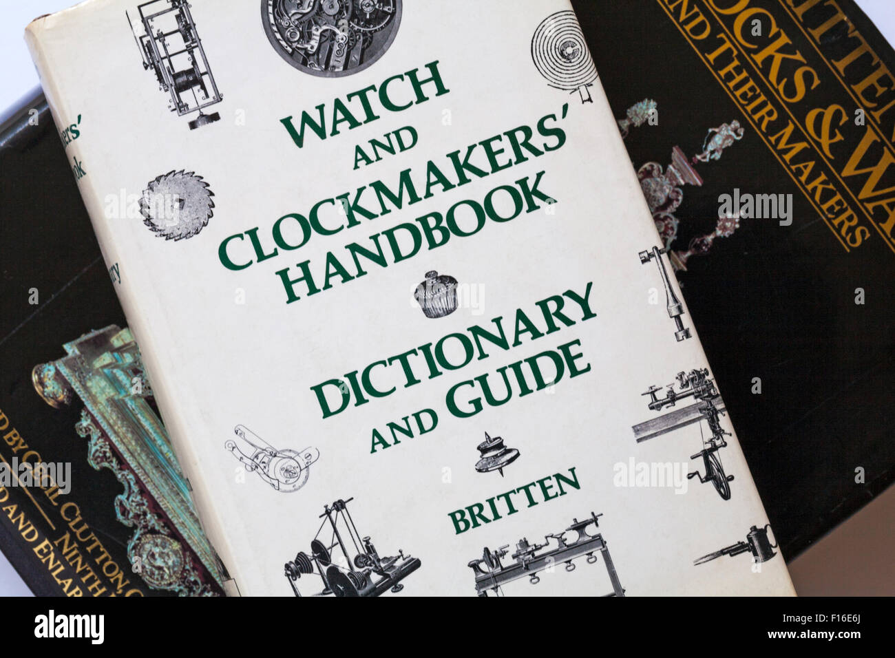 Guardare e Clockmakers' Handbook dizionario e guida da parte di Britten sulla sommità di altri orologi orologi & prenota Foto Stock