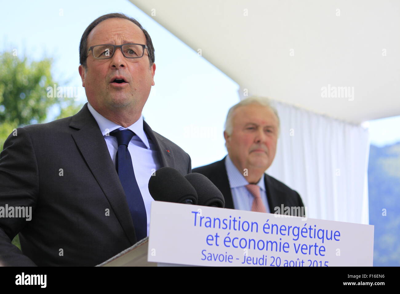 Il Presidente francese Francois Hollande presso il Parco Naturale Regionale Bauges, per la firma di un accordo di TEPOS. Foto Stock